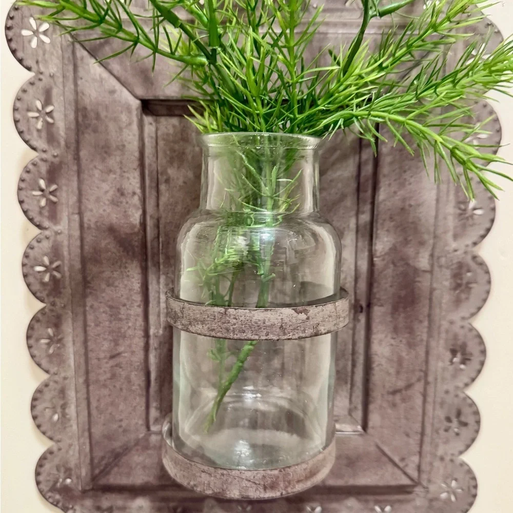 RUSTIC, HANGING METAL TIN WITH GLASS BUD VASE. SCALLOPED EDGE